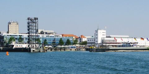 Ansicht des Fährhafens mit Zeppelinmuseum in Friedrichshafen.